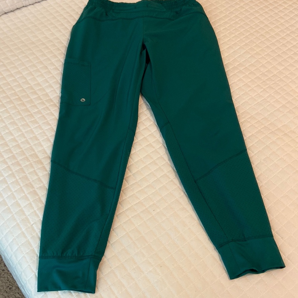 BARCO One Women's Scrub jogger pant; color Hunter Green; size Medium PETITE